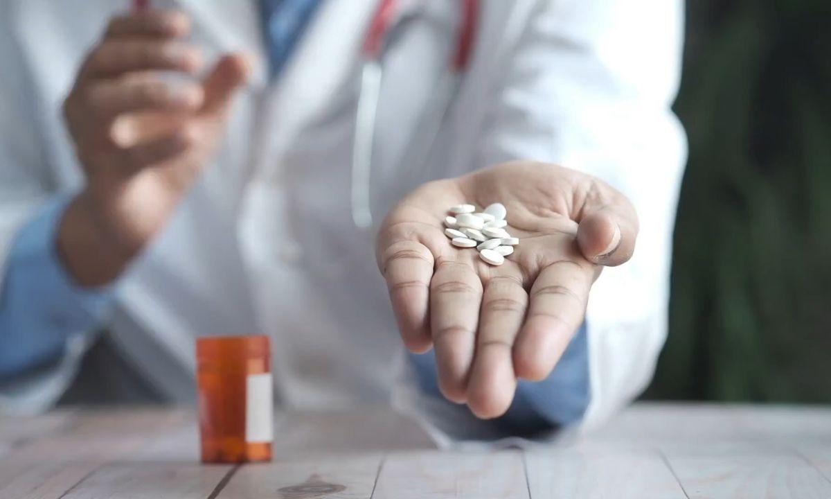 lekar drži tablete u ruci