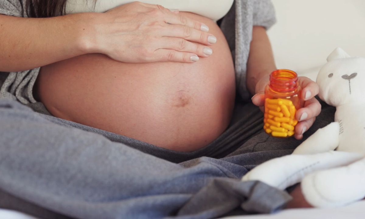 trudnica drži tablete u ruci
