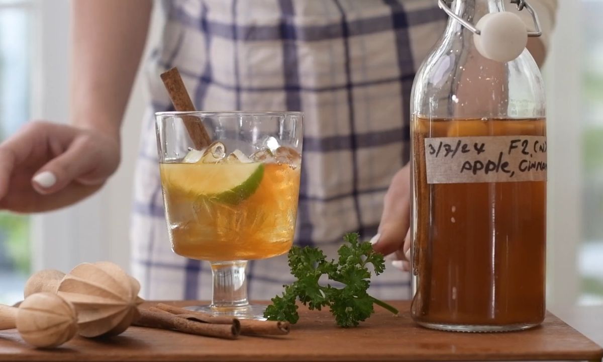 osoba pravi napitak od fermentisanog soka od jabuke