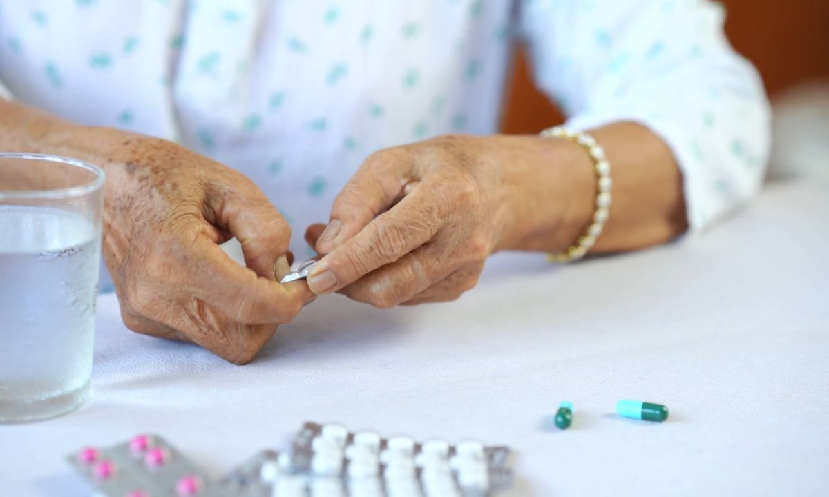 osoba uzima različite lekove