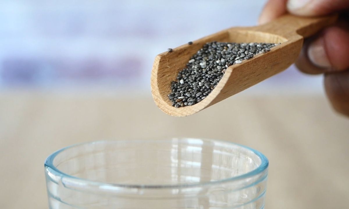 osoba sipa čija semenke u čašu