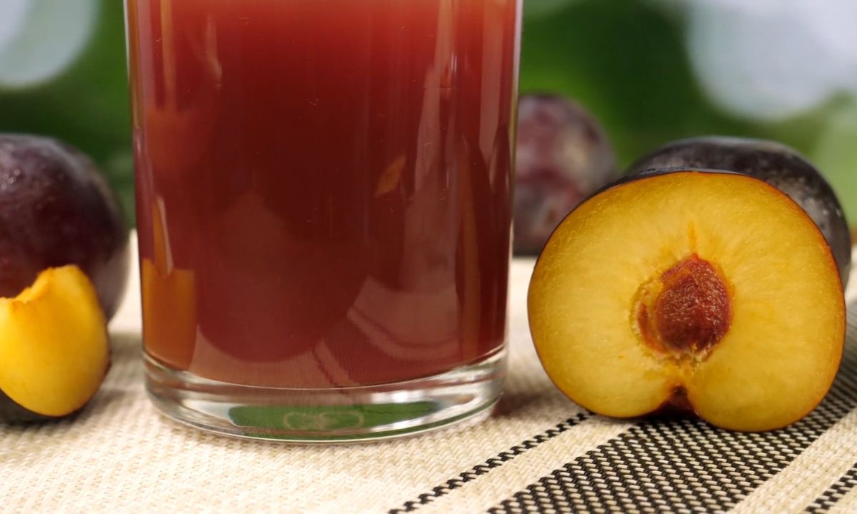 sok od šljiva i šljice pored