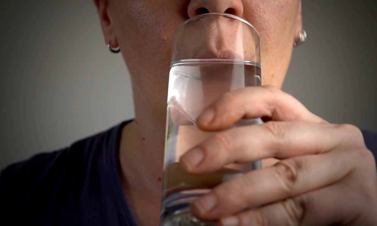 žena pije vodu sa elektrolitima