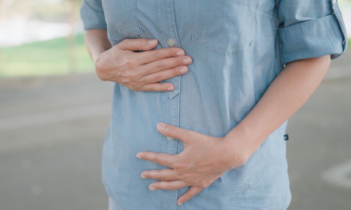 osoba se drži za stomak jer je boli želudac