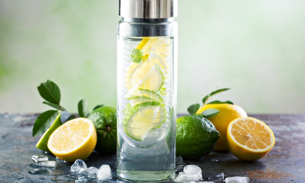 Tokom detoksa najlakše je piti vodu, blage biljne čajeve i limunadu bez šećera, jer hidriraju i ne opterećuju organizam