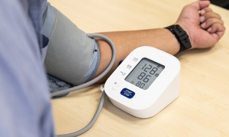 Kako sniziti krvni pritisak za 5 minuta – saveti lekara za hitne situacije