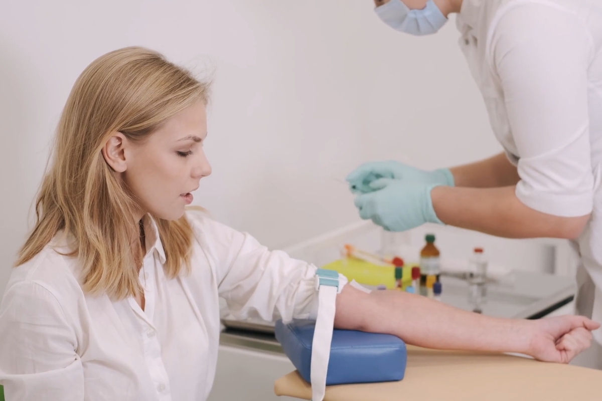 devojka vadi krv kod doktora