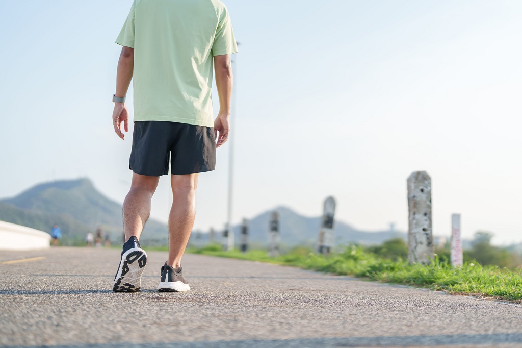 Muškarac u sportskoj odeći šeta na otvorenom